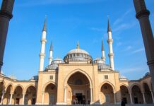Türkiye’de Dini Hayatın Temel Taşları: Camiler ve Ezanlar The Foundations of Religious Life in Turkey: Mosques and the Call to Prayer